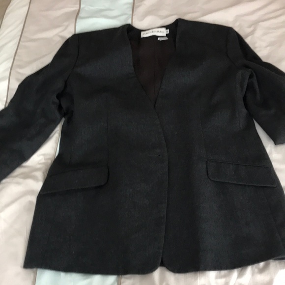 Woman’s skirt suit - Picture 3 of 4